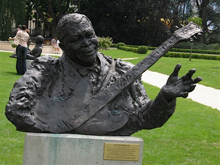 B.b.king20statue20outside20of20venuelrg